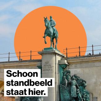 Je ziet het standbeeld van Leopold 2 in Oostende met de tekst 'Schoon standbeeld staat hier'. Deze is de afbeelding 1 van de werf Erfgoed in de campagne Dekoloniseer 2.0 van Hand in Hand.