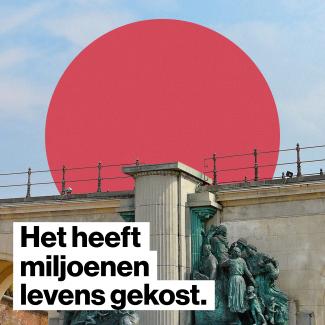 Je ziet de sokkel standbeeld van Leopold 2 in Oostende met de tekst 'Het heeft miljoenen levens gekost'. Deze is de afbeelding 2 van de werf Erfgoed in de campagne Dekoloniseer 2.0 van Hand in Hand.