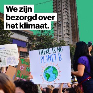 Je ziet mensen protesteren met de tekst 'We zijn bezorgd over het klimaat'. Dit is de afbeelding 1 van de werf Klimaat van campagne Dekoloniseren 2.0 van Hand in Hand.