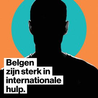 Je ziet een schaduw van een man met de tekst 'Belgen zijn sterk in internationale hulp'. Dit is de afbeelding 1 van de werf Mondiaal van campagne Dekoloniseren 2.0 van Hand in Hand.